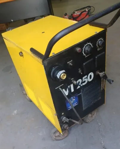 Máquina de Solda ESAB VI-250 MIG/MAG Trifásica 220/380V - Revisada - SP