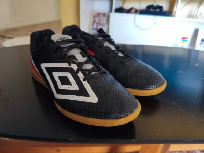 Chuteira umbro 39