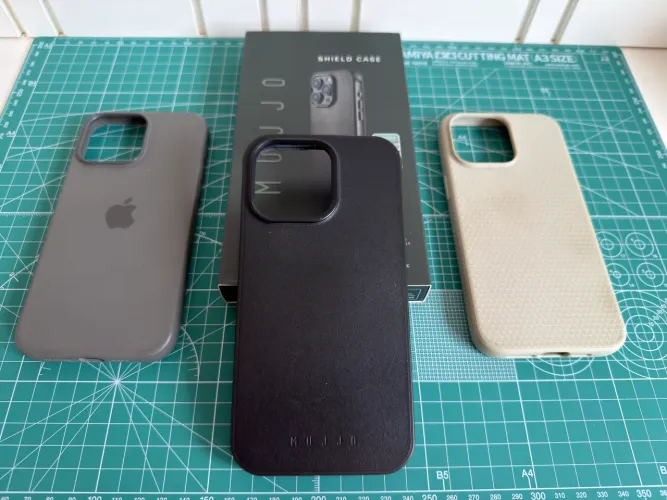 Lote com 3 capinhas para iPhone 15 Pro Max - Mujjo, Apple e Spigen - Usadas