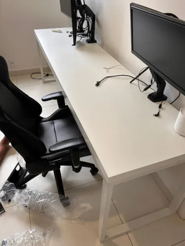 Mesa branca ampla para escritório ou home office - 2,40 m