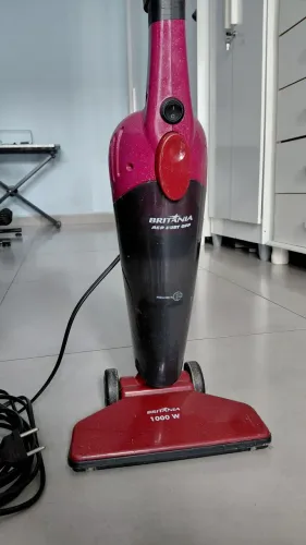 Aspirador de Pó Vertical Britânia Dust Off 1000W - Vermelho/Preto (Usado)