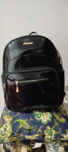 Estilosa e bonita mochila envernizada. 