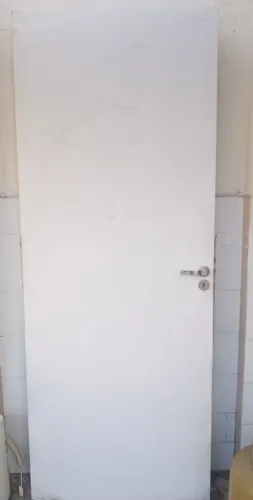 Porta branca com maçaneta, semi nova, 210 x 80.