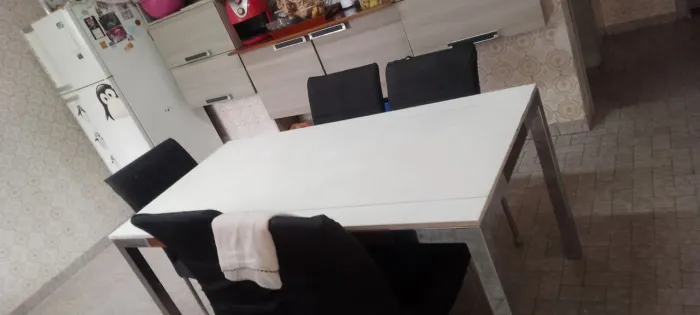 Mesa com tampo de MDF com 6 cadeiras em couro branco 