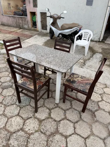 Mesa de jantar 4 cadeiras 