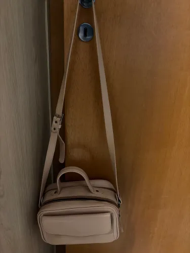 Bolsa tipo Baú em couro legítimo bege 