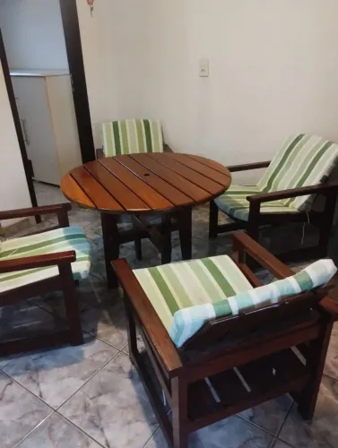 Vendo conjunto de mesa de madeira angelim