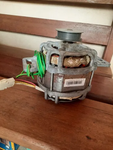 Motor de máquina de lavar Brastemp Ative 9kg (usado). Acompanha capacitor.