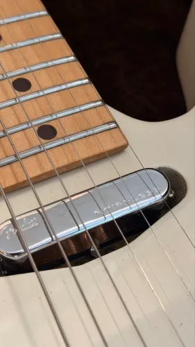 GUITARRA FENDER CUSTOM + HARD CASE