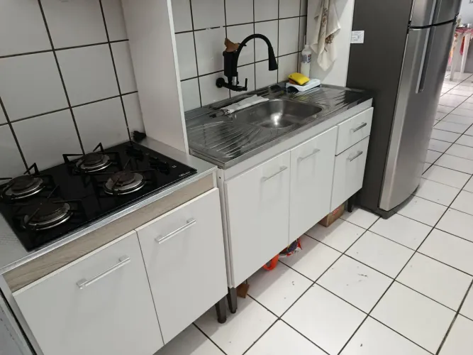 Armário, pia, aéreo, balcão com Cooktop e geladeira