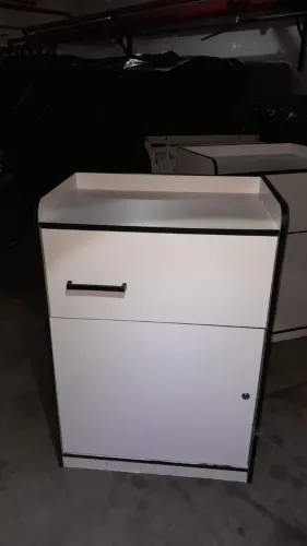 Balcão em MDF branco com porta e chave - 8 unidades disponíveis