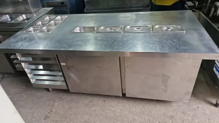 Refrigerador C/Bancada e Condimentadora inox