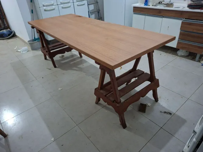 Estou vendendo mesa de madeira maciça. Tamanho 2,12 x 83.
