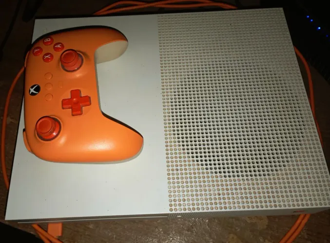 XBOX ONE S - 1,300 (sujeito a Negociar preço)