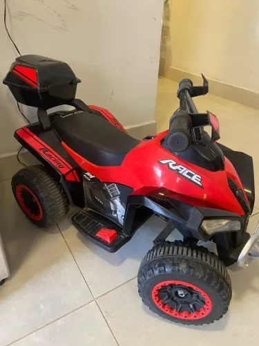 Quadriciclo infantil elétrico