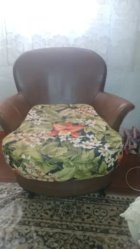 POLTRONAS COM MARCAS DE USO SOU DE PETRÓPOLIS
