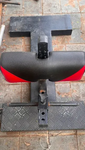 Agachamento Sissi equipamento de musculação 
