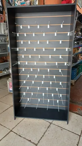 Armário Expositor Estante Vitrine Canaletado Preto com 63 ganchos