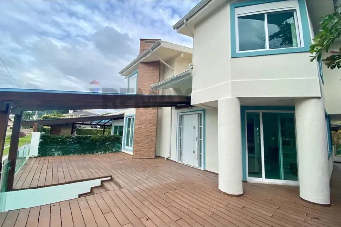Casa com 4 Suítes em Jurerê para alugar