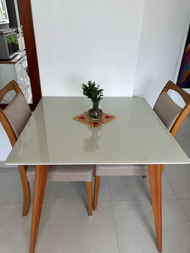 MESA DE JANTAR SLIM BEGE COM TAMPO DE VIDRO ? SEMINOVA, APENAS 3 MESES DE USO!