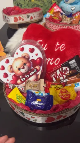 Cesta de chocolate para presente 