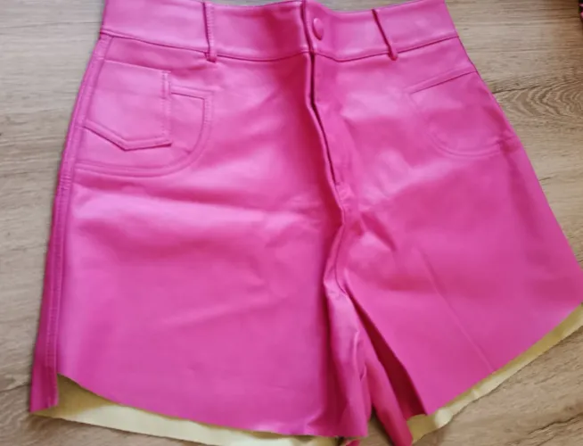 Short couro Pink N.42 conservado