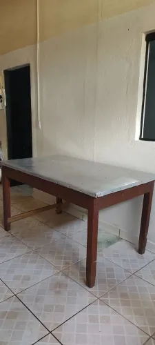 Mesa de madeira com chapa metálica.