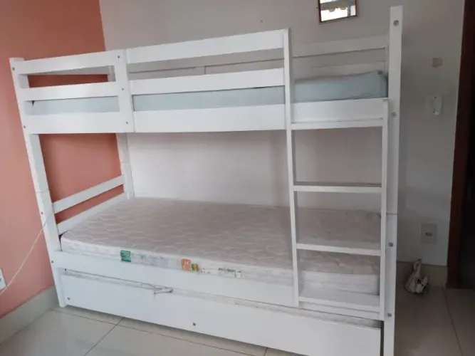 Cama tipo beliche, incluindo colchões