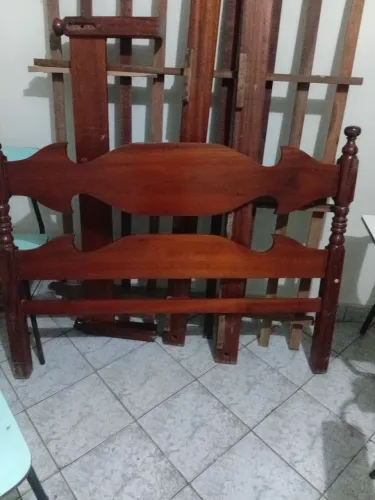 Cama de casal em madeira