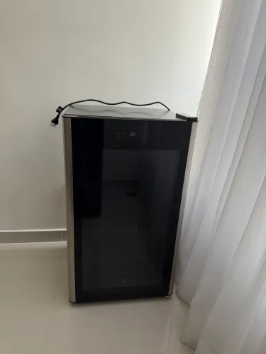 Adega de Vinho Climatizada Electrolux 34 Garrafas Uma Porta com Painel Digital (WSF34)