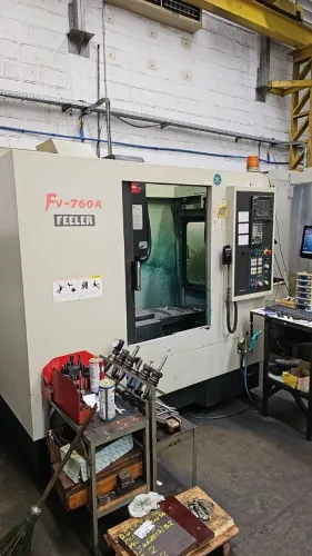 CENTRO DE USINAGEM FEELER FV760 - ANO 2007 - GUIAS LINEARES