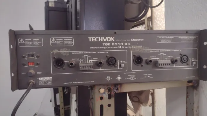 Vendo equalizador techvox muito conservado 