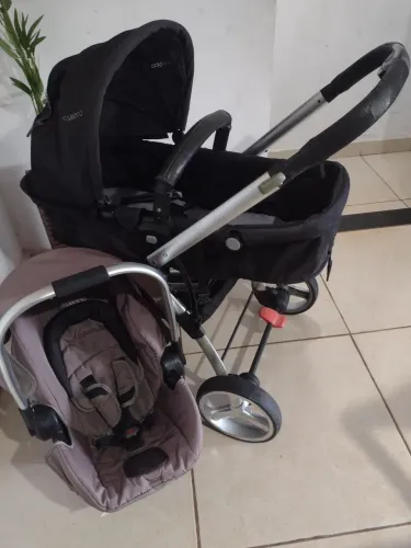 Carrinho moisés com bebê conforto 