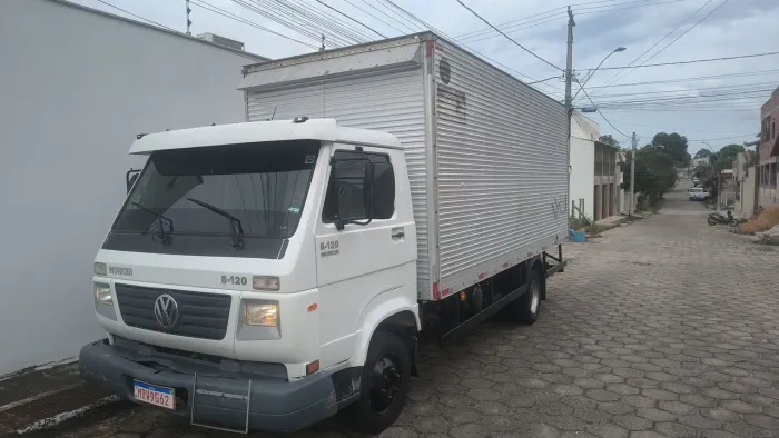 Caminhão VW 8-120 baú