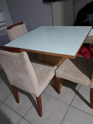 Metade vidro com 4 cadeiras