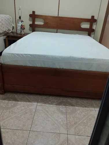 Jogo de casal com cama com 4 gavetões,colchão e cômoda com 5 gavetas .