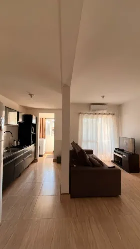Apartamento 2 quartos, 1 banheiro e garagem.