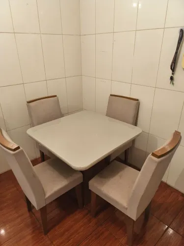 Mesa 4 cadeiras com tampa de vidro