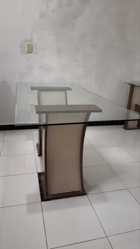 Mesa sem cadeiras com aparador 