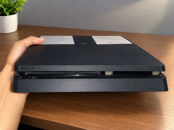 Ps4 slim, semi-novo, com 6 jogos já instalados em mídia digital