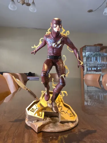 Estátua The Flash DC Gallery - Diamond Select com caixa