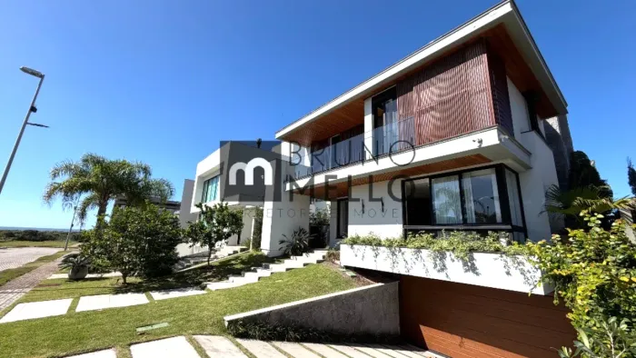 CASA EXCLUSIVA EM CONDOMÍNIO PÉ NA AREIA NO MORRO DAS PEDRAS - FLORIANÓPOLIS