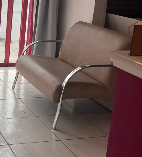 Sofá pequeno ideal para recepção de clínicas, consultórios, escritórios, salão de beleza