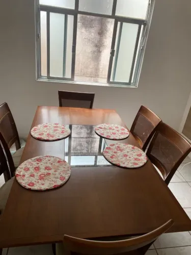 Vendo mesa de madeira maciça