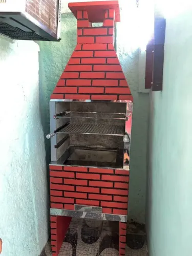 Churrasqueira pre moldada 210 de altura 65 largura completa inox uma grelha e um porta.