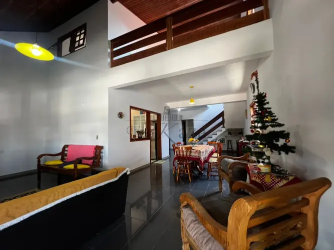 Casa - Jardim das Indústrias - 4 Dormitórios - 150m².