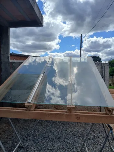 Pergolado de vidro, em madeira MDF