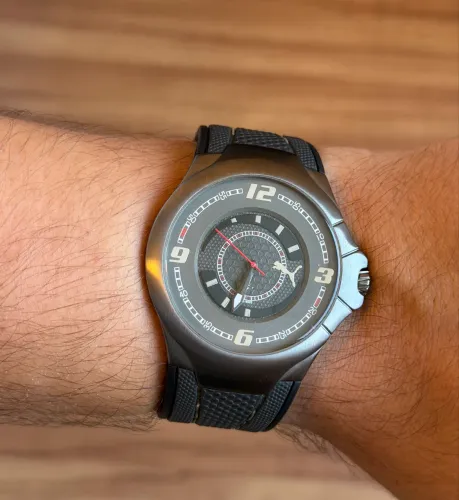 Relógio esportivo Puma. 