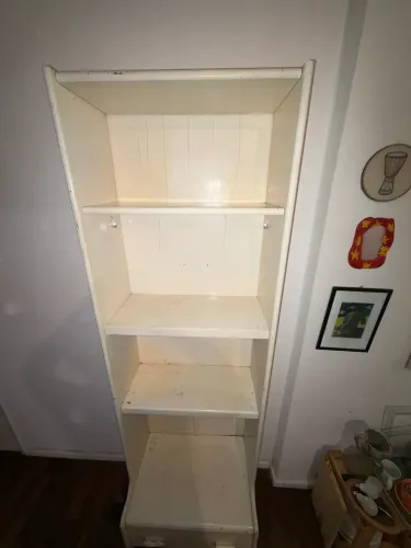 Estante branca com gaveta  