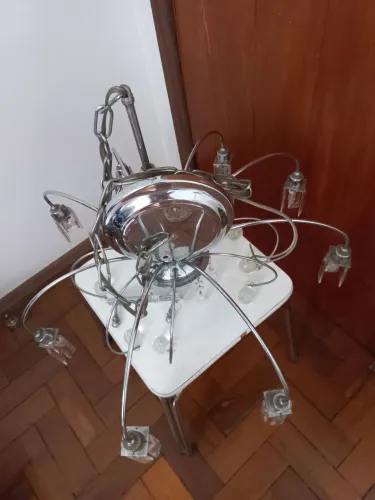 2 Lustres cromados pendentes com detalhes em acrílico